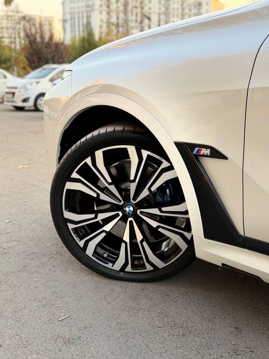 Bugun sotuvimizda BMW X7 M 60