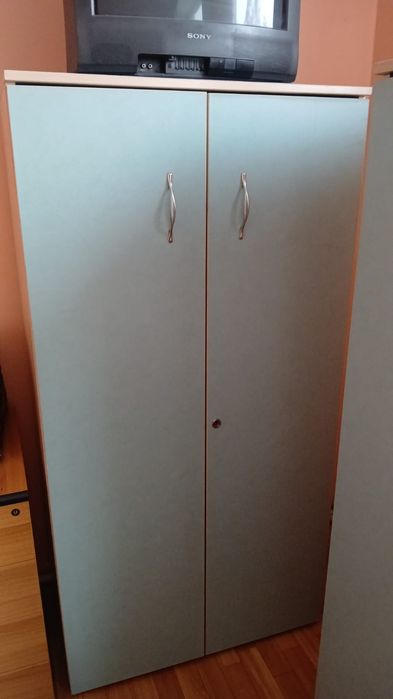 продам шкаф с двумя дверьцами