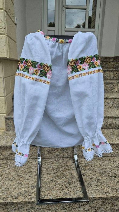 Costum popular cu mărgele