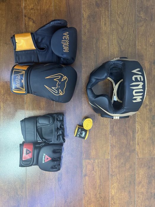 Боксёрские перчатки, шлем, шингалки и бинты.  б/у в идеальном состояни