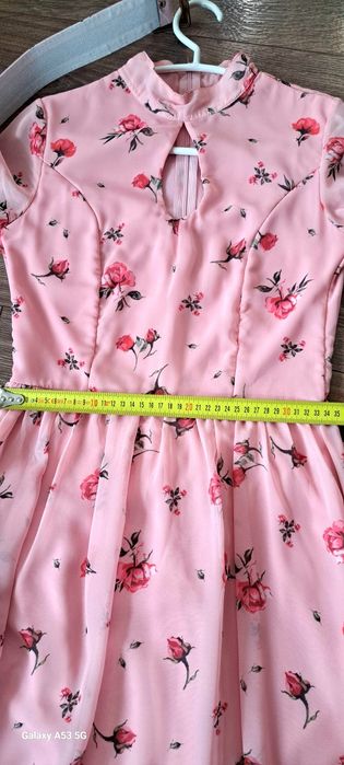 Кокетна рокля с рози