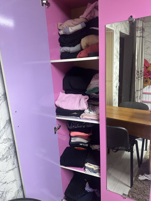 Двухяростная кровать и шкаф