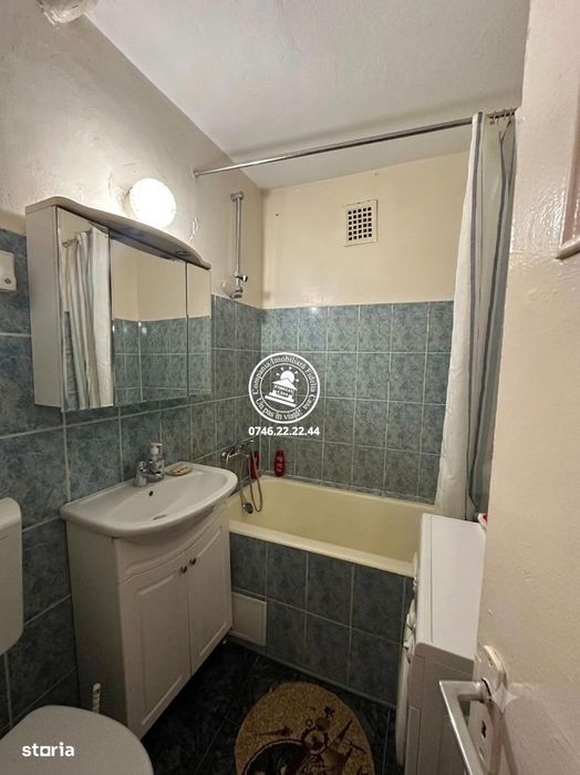 Apartamen 3 camere de vanzare, semidecomandat, etaj intermediar - Podu