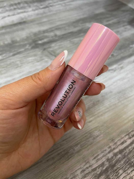 Гланц за устни с бляскав ефект