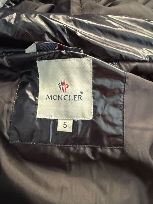Елек на Moncler Real закупен от от магазин на Moncler в Холандия носен е няколко пъти но е много запазен за повече информация на лс!
