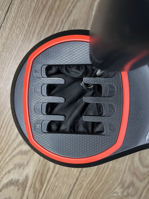 Vând Volan gaming cu schimbător de viteze și pedale