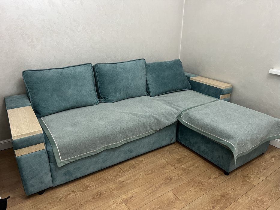 Диван зеленый в хорошем состоянии