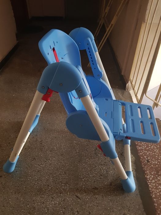 Scaun pliabil pentru copii care se regleaza dupa inaltimea mesei