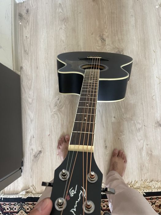 Yangi Gitara deyarli ishlatilmagan arzonga beraman pul kerak