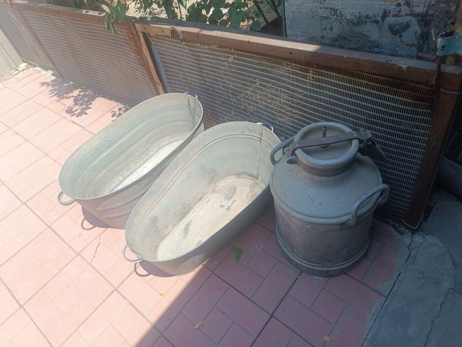 Продаются две ванные , фляга ,бочки нержавеющие