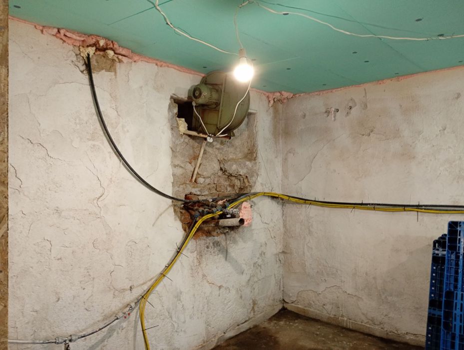 Дава се под наем Промишлена сграда в с. Яхиново, Област Кюстендил - 120 кв.м за 765 € - Снимка #10