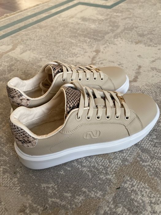 Продается обувь.