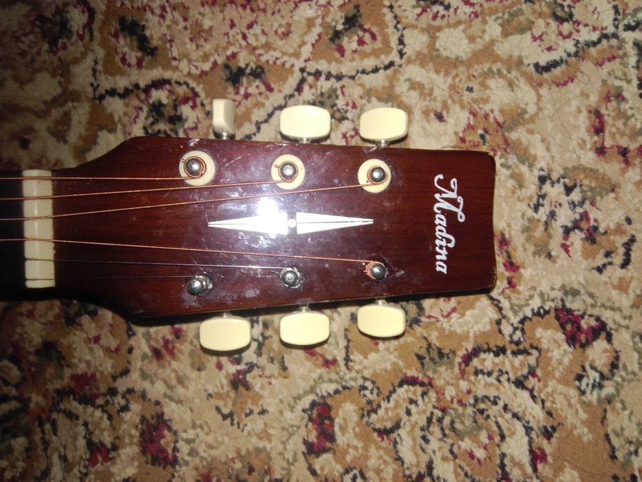 Акустическая гитара