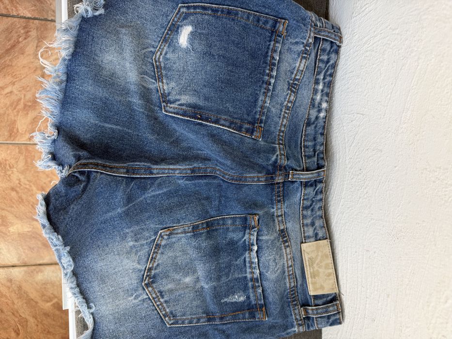 Pantaloni scurti de blugi Stradivarius