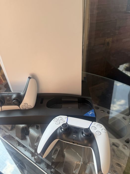 Playstation 5 с два джойстика