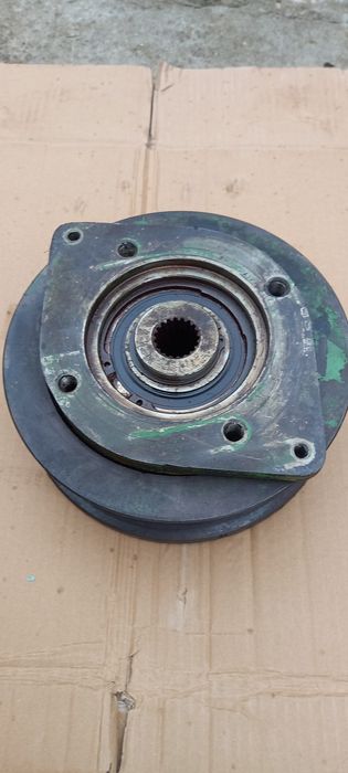 fulie cu cuplaj angrenare pompă hidraulică combina John Deere 1075