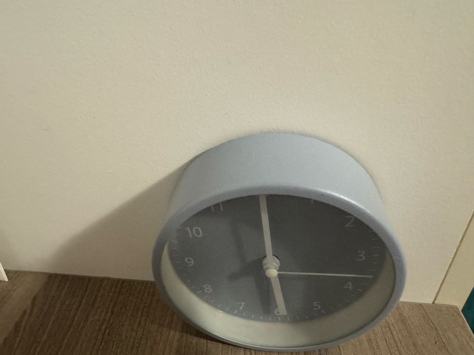 Ceas cu alarma pe rotund gri