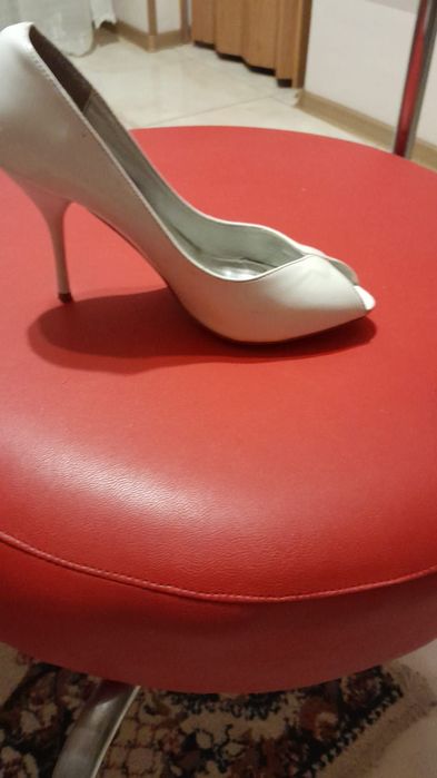 Pantofi  cu toc albi