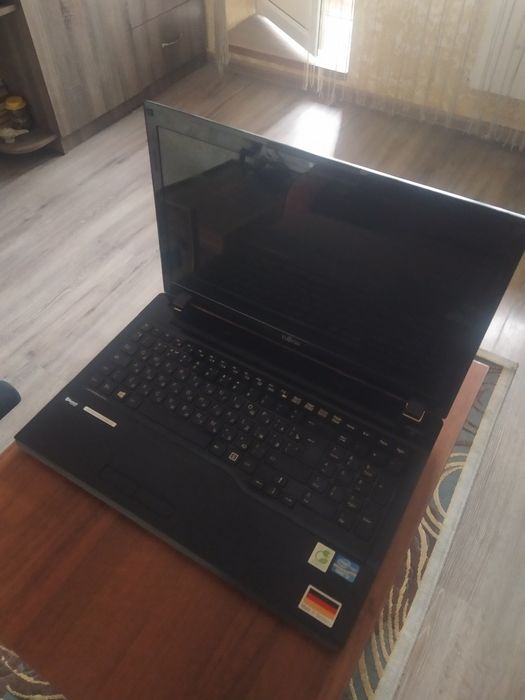 Ноутбук Fujitsu core i5 (в отличном состояние)