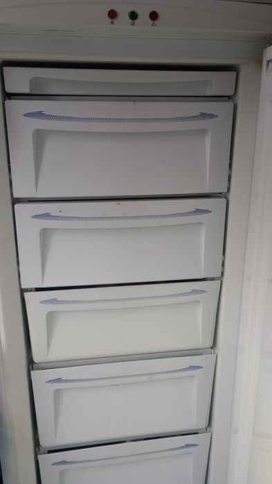Se  vinde congelator platinium 100 lei