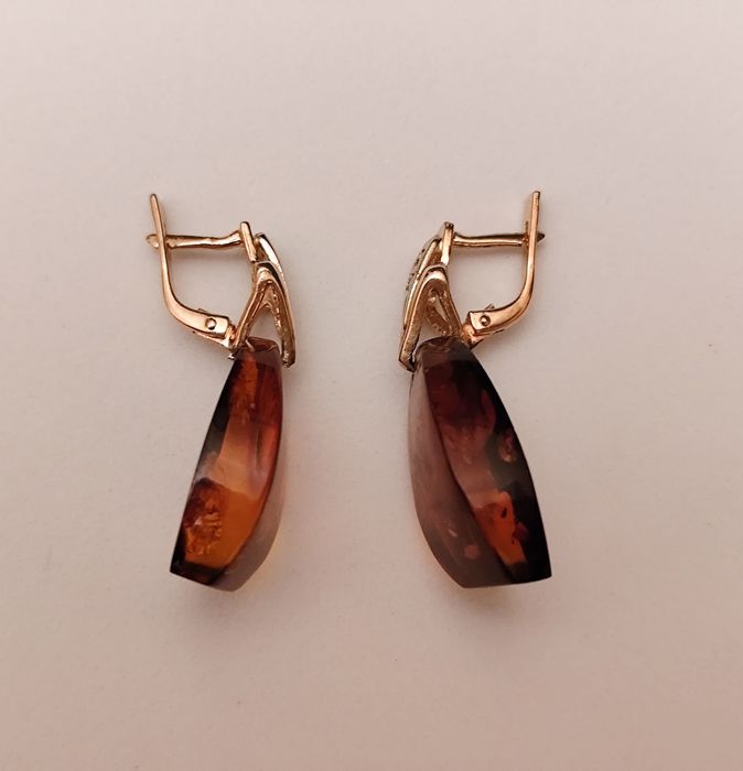 Золотые серьги с янтарем