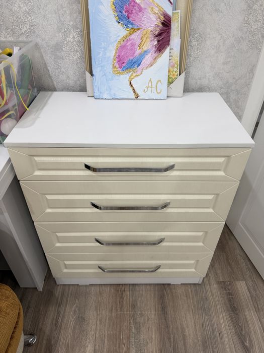 Комод с выдвижными ящиками