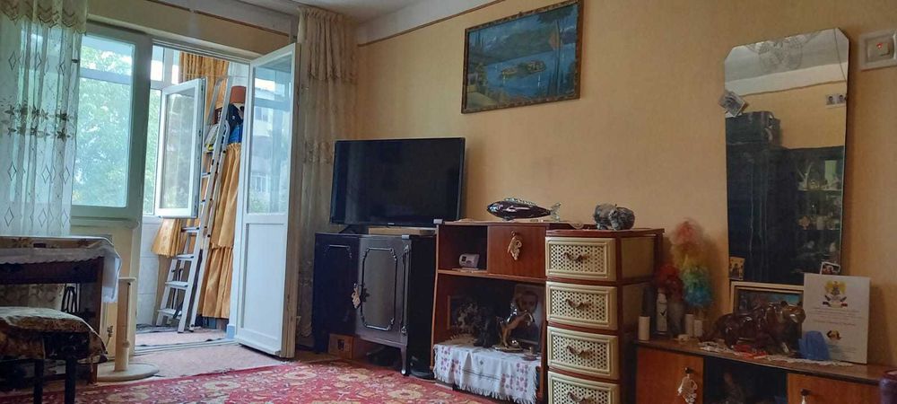 Proprietar vinde apartament cu 2 camere decomandate, etaj 1 din 4, str Banca Natională, BC, 51 mp, an 1974