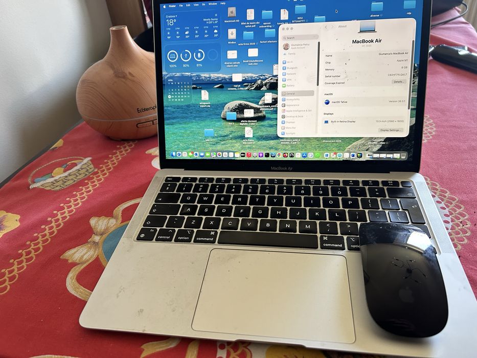 macbook air M1, intretinut in buna stare cu cateva zgarieturi fine pe carcasa