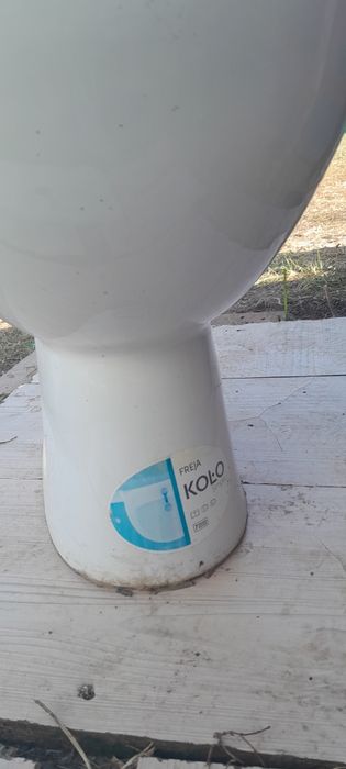 Унитаз в комплекте.