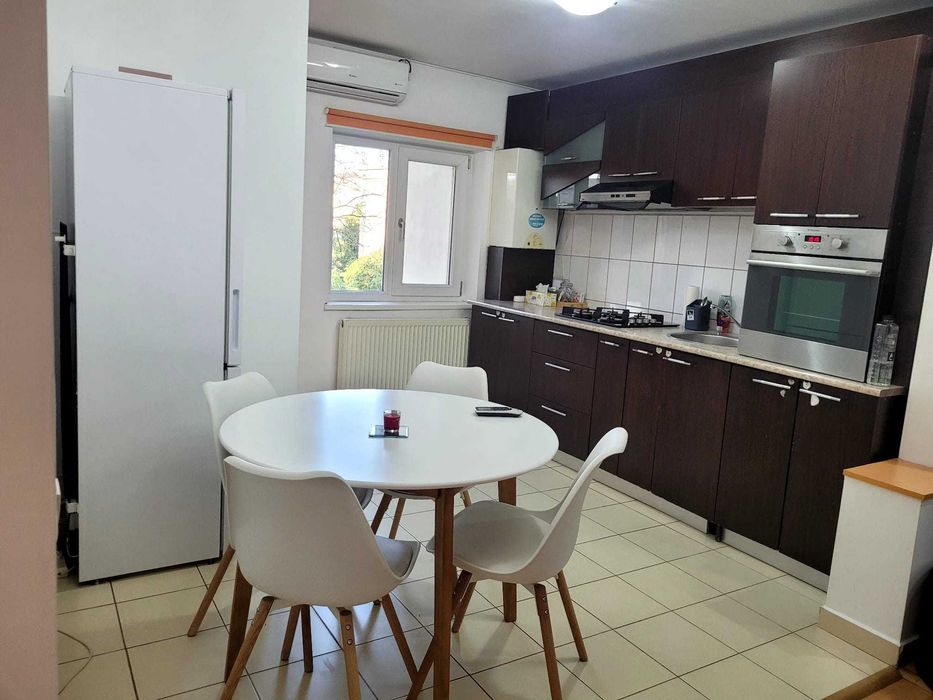 Proprietar, inchiriez apartament 3 cam, decomandat, bilateral, 2 bai, 77 mp, mobilat si utilat, centrala, Craiova-George Enescu, str. Dimbovita, et.3