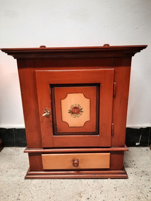 Винтидж шкаф за стена