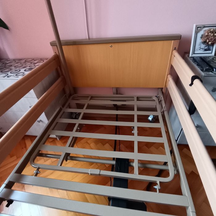 Болнично легло, антидекубитален дюшек и помощна масичка