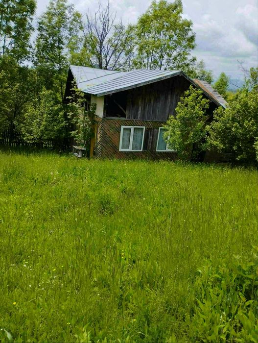 Teren cu căsuță.