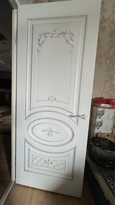 Есік таза ұқыпты қолданылған, Дверь