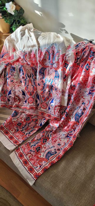 Costum lejer de vara satinat cu imprimeu