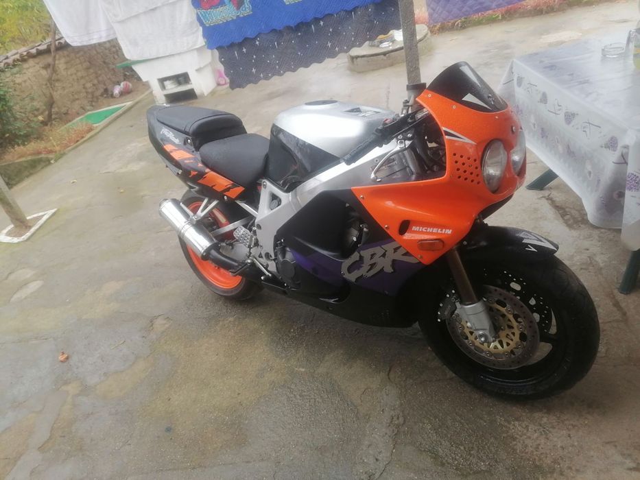 Хонда ЦБР 893 на части почти всичко налично.