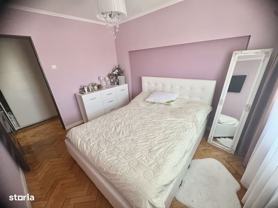Apartament cu trei camere de vânzare, renovat complet, central