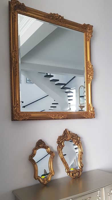 Oglindă veche cu ramă din lemn masiv