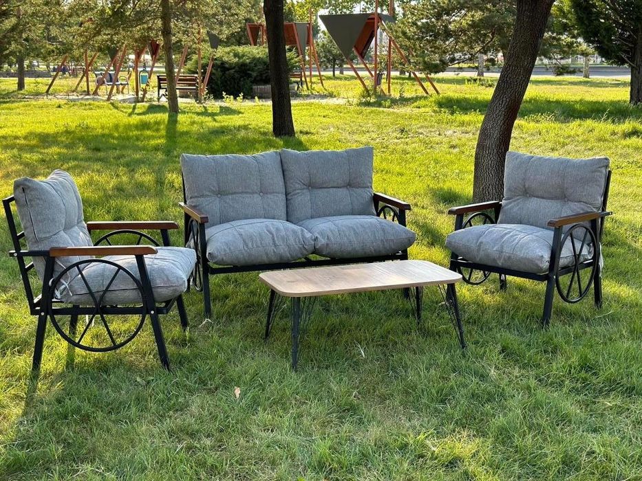 Комплект двуместно канапе ,две кресла и маса за градината - 250€