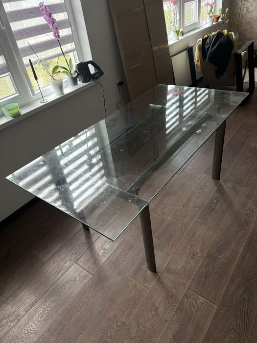 Трапезна маса с  плот стъкло с алуминиеви  крака