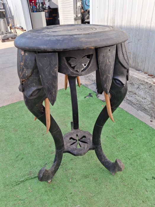 Масичка с украса украса от слонове.