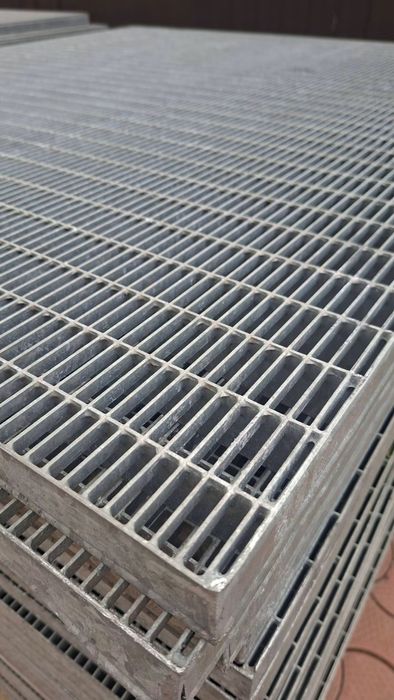 Vând grătare metalice zincate, rezistente și durabile, ideale pentru: 	rigole și canale de scurgere 	curți, platforme betonate
