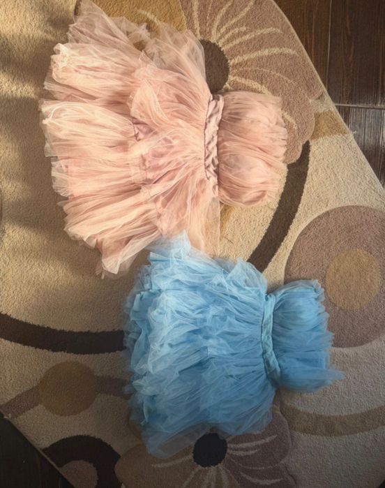 Rochii din tul roz pudrat și baby blue