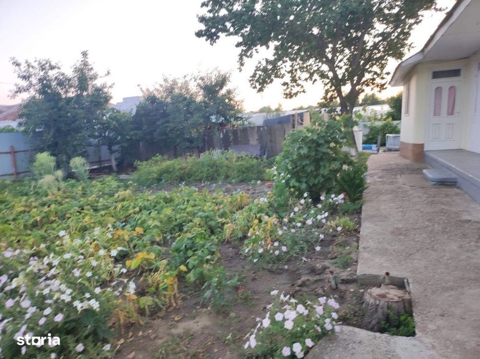 Casă cu 4 camere și curte mare, gata de utilizare