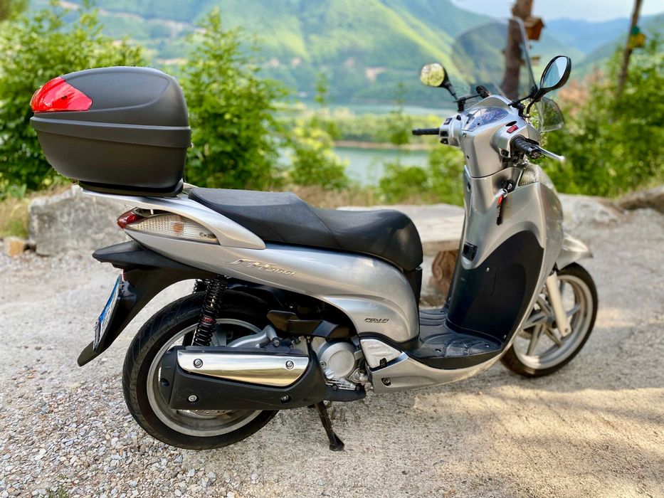 Продавам Honda SH 300