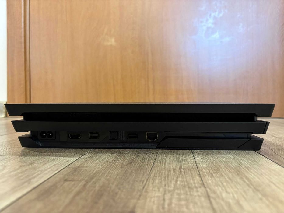 PS4 Pro 1TB CUH-7216B + 2 контролера + 2 игри