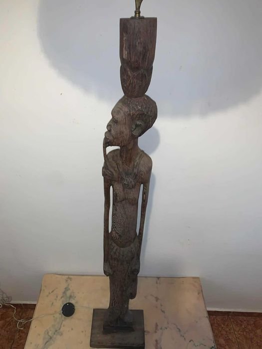 Veioza din lemn sculptat cu tenta africana