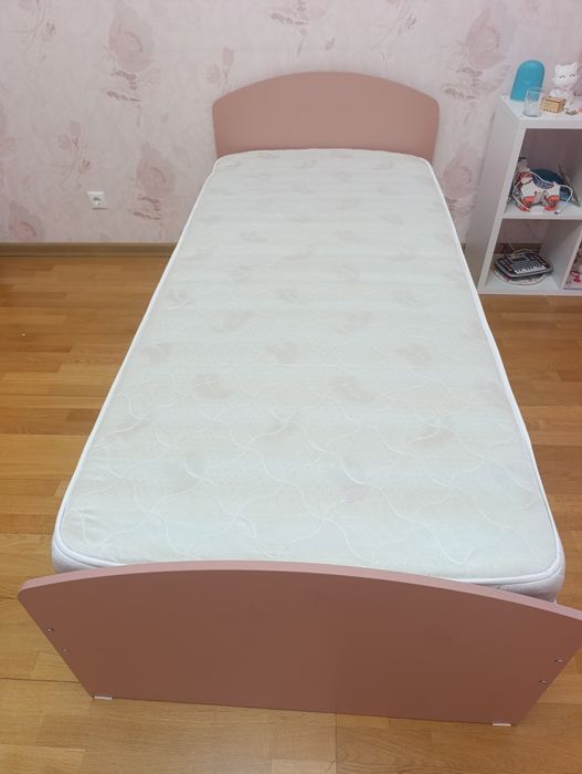 Комплект детской кровати и матраса (200 x 90 см)