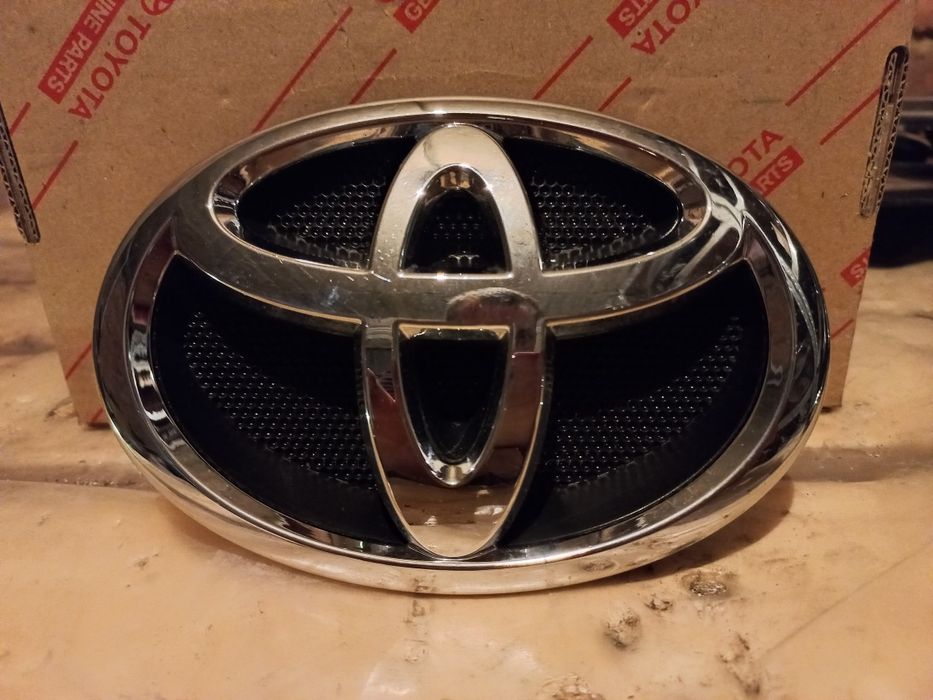 Емблеми за различни модели Тойота и Лексус