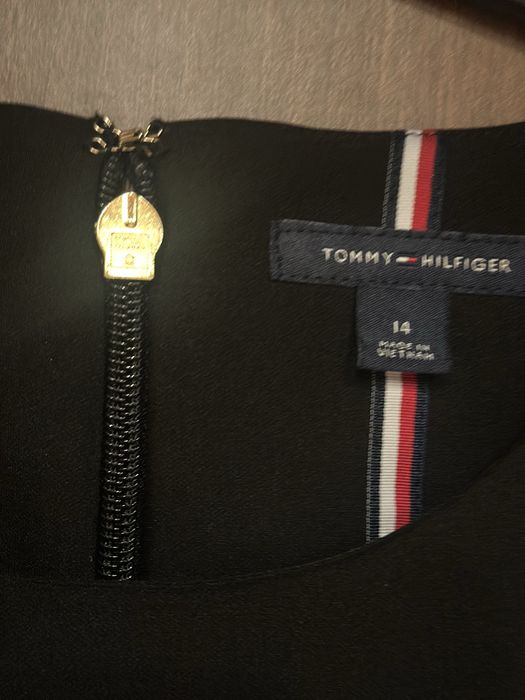 Уникална черна рокля на Tommy Hilfiger , размер 14 (М-л)